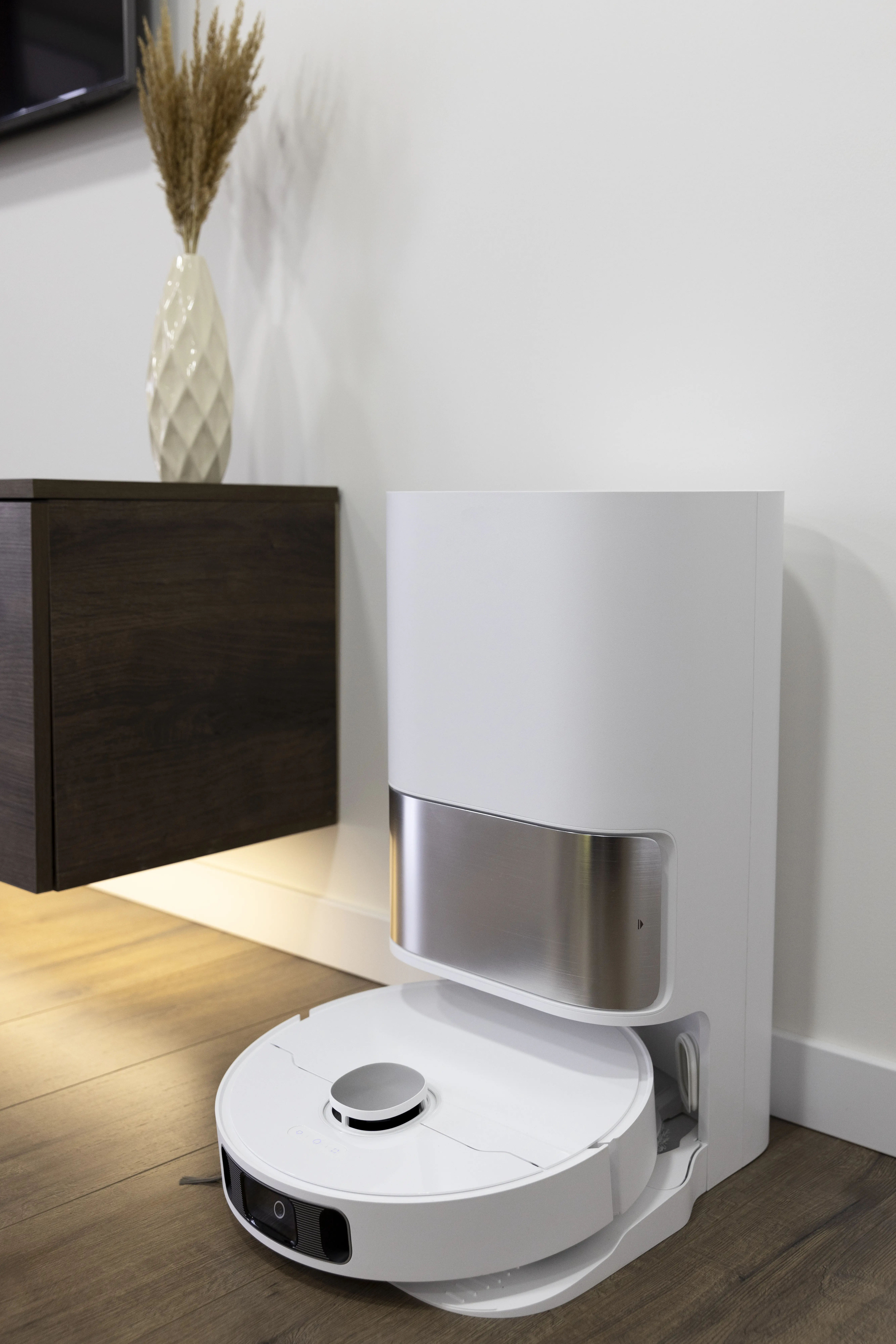 Still Life Robotic Vacuum